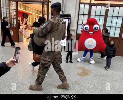Paris, France. 16 février 2024. © PHOTOPQR/LE PARISIEN/Delphine Goldsztejn ; Paris ; 16/02/2024 ; pour les JO, la France renforce sa sécurité Vigipirate les deux mascottes des JO 2024 Plan Vigipirate : sécurité renforcée dans les transports Gare de Lyon à Paris le 16/02/2024 photo : Delphine Goldsztejn Paris, France, 16 février 2024 les mascottes des jeux olympiques de Paris à la gare pour promouvoir crédit : MAXPPP/Alamy Live News Banque D'Images