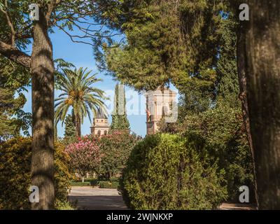 Tour de l'église Iglesia de Santa Maria de la Encarnacion dans l'Alhambra, Grenade, des jardins du Generalife, tourisme de vacances d'été, Andalou Banque D'Images