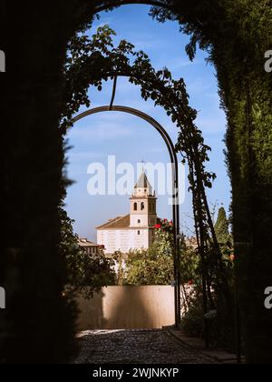 Tour de l'église Iglesia de Santa Maria de la Encarnacion dans l'Alhambra, Grenade, des jardins du Generalife, tourisme de vacances d'été, Andalou Banque D'Images