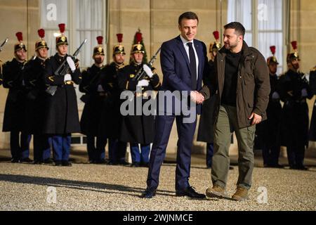 Paris, France. 16 février 2024. Julien Mattia/le Pictorium - Volodymyr Zelensky à l'Elysée, 16 février 2024 - 16/02/2024 - France/Ile-de-France (région)/Paris - le président français Emmanuel Macron accueille le président ukrainien Volodymyr Zelensky pour signer un accord bilatéral de sécurité entre la France et l'Ukraine au Palais de l'Elysée le 16 février 2024. Crédit : LE PICTORIUM/Alamy Live News Banque D'Images