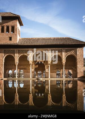 Bâtiments des palais de l'Alhambra dans la partie El Partal, réflexion dans la piscine d'eau, palmiers, Grenade, Espagne, Andalousie Banque D'Images