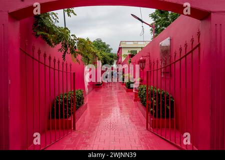 Puerto Plata, Puerto Plata, États-Unis. 30 janvier 2024. Le Paseo de DoÃ±a Blanca, la rue rose de Puerto Plata, séduit par sa beauté. Niché dans le centre-ville, c'est un endroit pittoresque pour de superbes photos et vidéos (crédit image : © Walter G Arce Sr Grindstone Medi/ASP) USAGE ÉDITORIAL SEULEMENT! Non destiné à UN USAGE commercial ! Banque D'Images