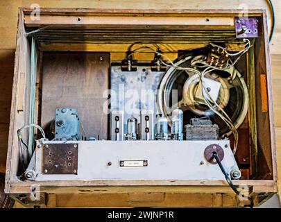 Le fonctionnement interne d'une vieille radio à valve Bush poussiéreuse.. Fondée en 1932, la marque Bush, provient de leur adresse à Shepards Bush, Londres, Angleterre. Le nom de la marque survit et a changé de mains un certain nombre de fois. Il est toujours possible d'acheter des pièces de rechange, y compris des valves pour ces radios. La production de radios à vannes a cessé dans les années 1960 avec l'introduction de radios à transistors. Banque D'Images