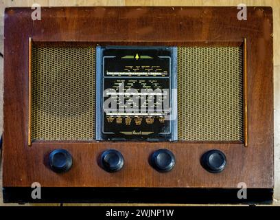 Une radio à valve Bush vintage, années 1950 Fondée en 1932, la marque Bush, provient de leur adresse à Shepards Bush, Londres, Angleterre. Le nom de la marque survit et a changé de mains un certain nombre de fois. Il est toujours possible d'acheter des pièces de rechange, y compris des valves pour ces radios. La production de radios à vannes a cessé dans les années 1960 avec l'introduction de radios à transistors. Banque D'Images