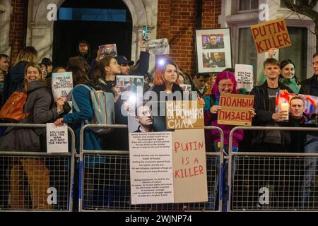 Londres, Angleterre, Royaume-Uni. 16 février 2024. Des centaines de militants organisent une veillée pour Alexei Navalny et protestent contre le gouvernement russe devant l'ambassade russe à Londres après la mort en prison d'une figure de l'opposition russe. (Crédit image : © Tayfun Salci/ZUMA Press Wire) USAGE ÉDITORIAL SEULEMENT! Non destiné à UN USAGE commercial ! Banque D'Images