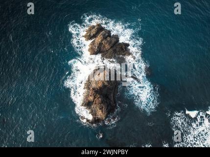 Vue aérienne de quelques rochers isolés dans l'océan bleu. Plage de Benijo, Tenerife Banque D'Images