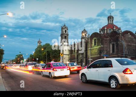 Avenida Hidalgo pendant l'heure de pointe dans le centre-ville de Mexico, Mexique. Banque D'Images