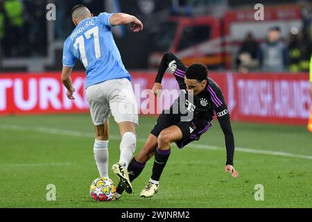 Stadio Olimpico, Rome, Italie. 14 février 2024. Champions League, Round of 16 Football ; Lazio contre Bayern Munich ; Adam Marusic du SS Lazio attaqué par Jamal Musiala du Bayern Munich crédit : action plus Sports/Alamy Live News Banque D'Images