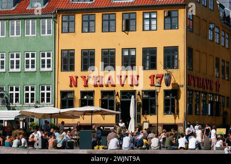 Les gens assis dehors au restaurant Nyhavn 17. Port, Copenhague, Danemark, Scandinavie, Europe, Union européenne, UE Banque D'Images