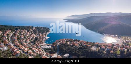 Une vue aérienne du paysage croate enchanteur avec Rabac et la péninsule Adriatique Banque D'Images