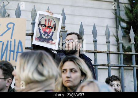 Un homme tient une pancarte avec un portrait du président russe Vladiir Poutine et un tueur de titre lors d'un rassemblement devant le bâtiment de l'ambassade russe à Varsovie après la nouvelle que le politicien Alexei Navalny est mort en prison. L'administration du Service pénitentiaire fédéral de l'Okrug autonome Yamalo-Nenets de la Fédération de Russie a signalé que l'homme politique Alexei Navalny était mort en prison. Il avait 47 ans. La cause de sa mort fait l'objet d'une enquête. Navalny avait été condamné à 19 ans de prison. Pendant sa détention, à partir de février 2021, Alexei Navalny était p Banque D'Images