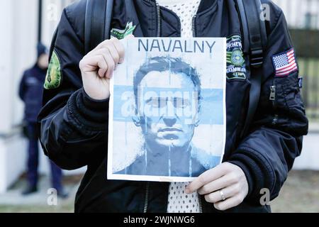 Un homme tient un portrait d'Alexei Navalny lors d'un rassemblement près du bâtiment de l'ambassade de Russie à Varsovie après la nouvelle que l'homme politique Alexei Navalny est mort en prison. L'administration du Service pénitentiaire fédéral de l'Okrug autonome Yamalo-Nenets de la Fédération de Russie a signalé que l'homme politique Alexei Navalny était mort en prison. Il avait 47 ans. La cause de sa mort fait l'objet d'une enquête. Navalny avait été condamné à 19 ans de prison. Pendant sa détention, à partir de février 2021, Alexei Navalny a été placé en isolement disciplinaire 27 fois. Selon le Banque D'Images