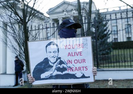 Une femme tient une pancarte disant youíre vivant dans nos cœurs lors d’un rassemblement près du bâtiment de l’ambassade de Russie à Varsovie après la nouvelle que l’homme politique Alexei Navalny est mort en prison. L'administration du Service pénitentiaire fédéral de l'Okrug autonome Yamalo-Nenets de la Fédération de Russie a signalé que l'homme politique Alexei Navalny était mort en prison. Il avait 47 ans. La cause de sa mort fait l'objet d'une enquête. Navalny avait été condamné à 19 ans de prison. Pendant sa détention, à partir de février 2021, Alexei Navalny a été placé en isolement disciplinaire 27 fois. Banque D'Images