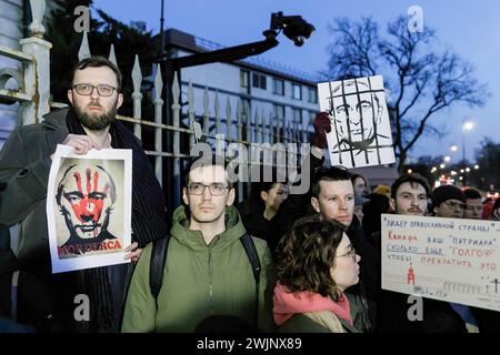 Un homme tient une pancarte avec un portrait du président russe Vladiir Poutine et un tueur de titre lors d'un rassemblement devant le bâtiment de l'ambassade russe à Varsovie après la nouvelle que le politicien Alexei Navalny est mort en prison. L'administration du Service pénitentiaire fédéral de l'Okrug autonome Yamalo-Nenets de la Fédération de Russie a signalé que l'homme politique Alexei Navalny était mort en prison. Il avait 47 ans. La cause de sa mort fait l'objet d'une enquête. Navalny avait été condamné à 19 ans de prison. Pendant sa détention, à partir de février 2021, Alexei Navalny était p Banque D'Images