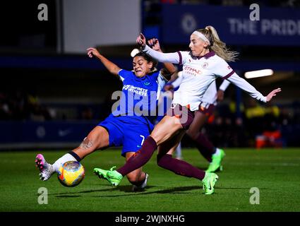 Chloe Kelly de Manchester City (à droite) tire la balle devant Jess carter de Chelsea lors du match de Super League féminine des Barclays à Kingsmeadow, Londres. Date de la photo : vendredi 16 février 2024. Banque D'Images