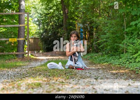 Cornelius, Caroline du Nord, États-Unis. 29 juin 2022. Une enfant sans abri, affamée, abandonnée, fugueuse cherche de la nourriture et un abri avec son petit chien (crédit image : © Walter G Arce Sr Grindstone Medi/ASP) USAGE ÉDITORIAL SEULEMENT! Non destiné à UN USAGE commercial ! Banque D'Images