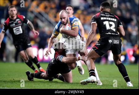 Matt Frawley de Leeds Rhinos (au centre) est attaqué par Brad Singleton de Salford Red Devils lors du match de Betfred Super League au Headingley Stadium de Leeds. Date de la photo : vendredi 16 février 2024. Banque D'Images