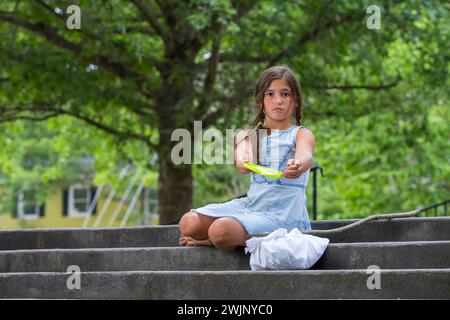 Cornelius, Caroline du Nord, États-Unis. 29 juin 2022. Un enfant sans abri, affamé, abandonné, fugueur cherche de la nourriture et un abri tout en tenant une assiette vide de nourriture (crédit image : © Walter G Arce SR Grindstone Medi/ASP) USAGE ÉDITORIAL SEULEMENT! Non destiné à UN USAGE commercial ! Banque D'Images