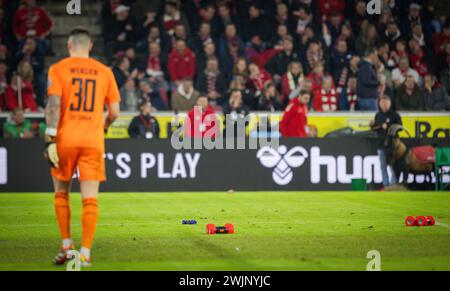 Cologne, Allemagne. 16 février 2024. Les fans du FC protestieren mit Hilfe von Ferngesteuerten Fahrzeugen gegen den Einstieg von Investoren les fans du FC protestent contre l'entrée des investisseurs à l'aide de véhicules télécommandés 1. FC Köln - Werder Brême 16.02.2024 crédit : Moritz Muller/Alamy Live News Banque D'Images