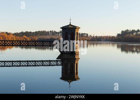 Un réservoir près de Glasgow Écosse par un hiver ensoleillé matin de novembre Banque D'Images