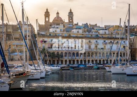 Bateaux dans le port de Senglea, Malte, en face de la Valette Banque D'Images