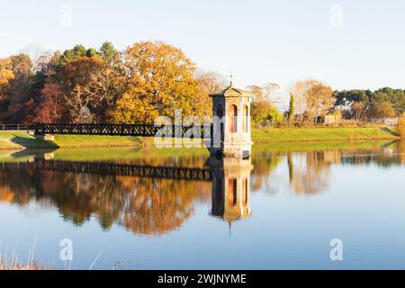 Un réservoir près de Glasgow Écosse par un hiver ensoleillé matin de novembre Banque D'Images