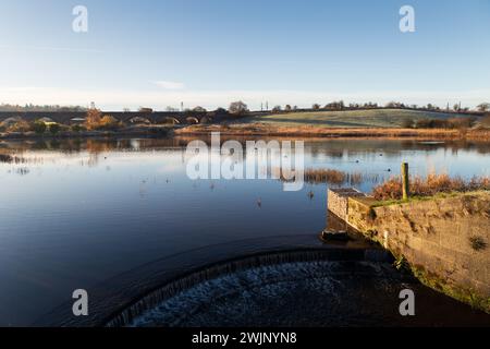 Un réservoir près de Glasgow Écosse par un hiver ensoleillé matin de novembre Banque D'Images