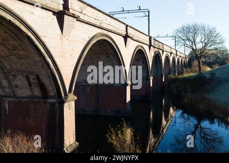 Un réservoir près de Glasgow Écosse par un hiver ensoleillé matin de novembre Banque D'Images