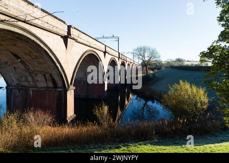 Un réservoir près de Glasgow Écosse par un hiver ensoleillé matin de novembre Banque D'Images