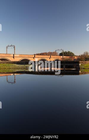 Un réservoir près de Glasgow Écosse par un hiver ensoleillé matin de novembre Banque D'Images