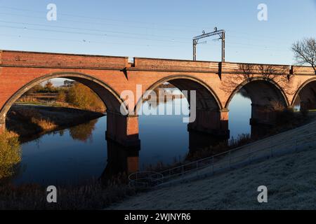 Un réservoir près de Glasgow Écosse par un hiver ensoleillé matin de novembre Banque D'Images