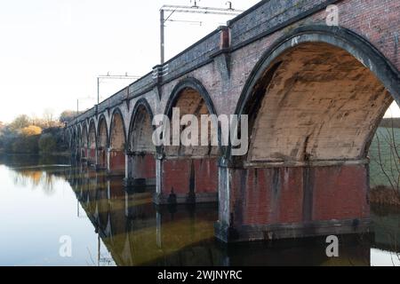 Un réservoir près de Glasgow Écosse par un hiver ensoleillé matin de novembre Banque D'Images