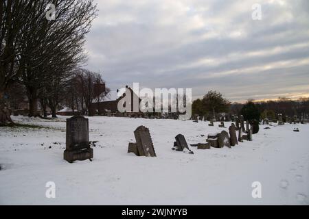 Un cimetière écossais couvert de neige par un froid matin d'hiver Banque D'Images