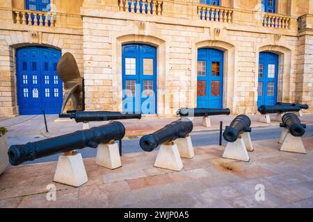 Vieux canon devant le Musée maritime de Malte à Birgu, Malte Banque D'Images