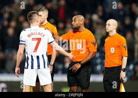 Jed Wallace de West Bromwich Albion (à gauche) s'entretient avec l'arbitre Sam Allison (au centre) à la fin de la première mi-temps lors du Sky Bet Championship match aux Hawthorns, West Bromwich. Date de la photo : vendredi 16 février 2024. Banque D'Images