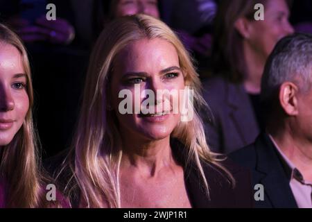 Valeria Mazza marche sur la piste du défilé Hannibal Laguna lors de la Mercedes Benz Fashion week Madrid à Ifema le 16 février 2024 à Madri Banque D'Images