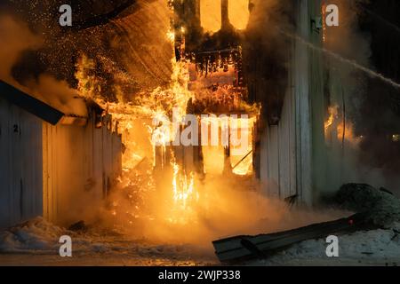 Pompiers s'attaquant au feu, maison en feu dans Oslo glacée et enneigée, Norvège Banque D'Images