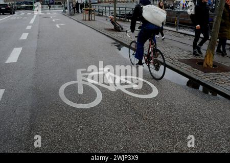 Copenhague, Danemark /16 février 2024/.piste cyclable pour cyclistes à Copenhague, capitale dan ish. (Photo.Francis Joseph Dean/Dean Pictures) Banque D'Images