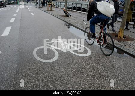 Copenhague, Danemark /16 février 2024/.piste cyclable pour cyclistes à Copenhague, capitale dan ish. (Photo.Francis Joseph Dean/Dean Pictures) Banque D'Images