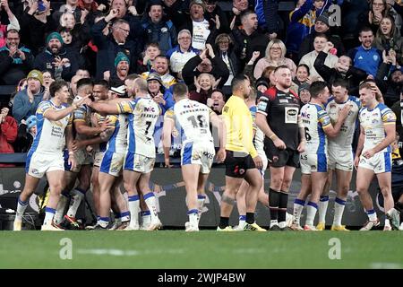 Sam Lisone de Leeds Rhinos (troisième à gauche) célèbre avoir marqué le troisième essai de son équipe avec ses coéquipiers lors du match de Super League de Betfred au Headingley Stadium de Leeds. Date de la photo : vendredi 16 février 2024. Banque D'Images