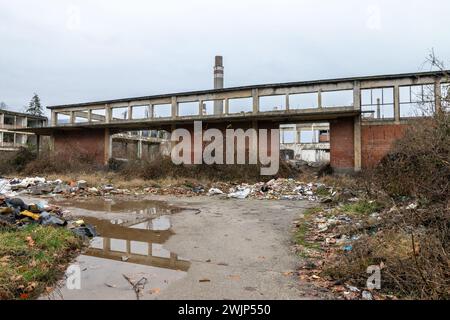 Les restes d'une ancienne usine chimique ont pillé l'eau délabrée des flaques d'eau Banque D'Images