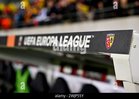 Lens, France. 15 février 2024. L'illustration montre le logo de l'UEFA Europa League sur le banc avec le logo RC Lens avant le match de première manche de l'UEFA Europa League lors de la saison 2023-2024 entre le Racing Club de Lens et le SC Freiburg le 15 février 2024 à Lens, France. (Photo de David Catry/Isosport) crédit : Sportpix/Alamy Live News Banque D'Images