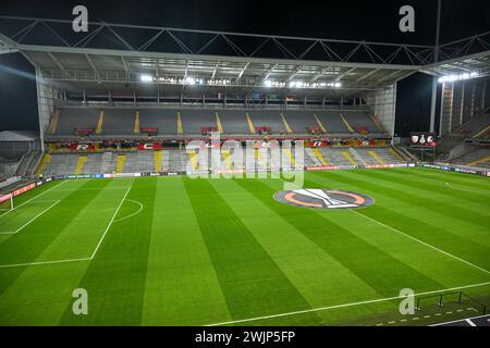 Lens, France. 15 février 2024. L'illustration montre le stade vide avec le logo de l'UEFA Europa League au milieu du terrain avant le match de première manche de l'UEFA Europa League lors de la saison 2023-2024 entre le Racing Club de Lens et le SC Freiburg le 15 février 2024 à Lens, France. (Photo de David Catry/Isosport) crédit : Sportpix/Alamy Live News Banque D'Images