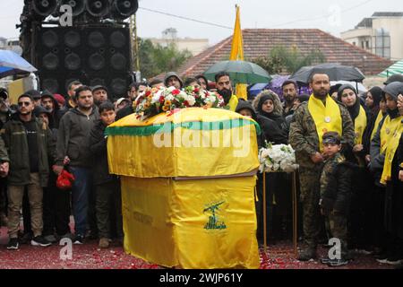 Nabatieh, Liban. 16 février 2024. Des partisans assistent aux funérailles d'un commandant des forces Radwan du Hezbollah, Ali Muhammad Aldbas, tué dans une attaque de drone israélien, à Nabatieh, Liban, le 16 février 2024. Les Forces de défense israéliennes (FDI) ont annoncé jeudi qu’Ali Muhammad Aldbas, son adjoint, et un agent ont été tués mercredi dans une attaque par drone israélien contre une structure militaire du Hezbollah dans la ville de Nabatieh, au sud du Liban. Crédit : Taher Abu Hamdan/Xinhua/Alamy Live News Banque D'Images