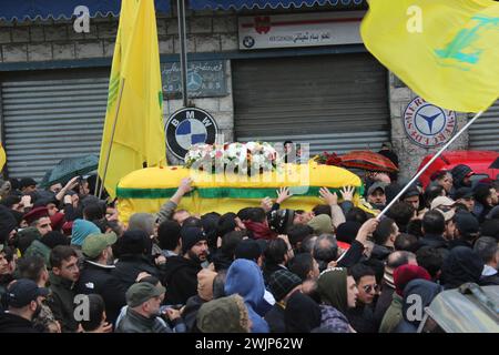 Nabatieh, Liban. 16 février 2024. Des partisans assistent aux funérailles d'un commandant des forces Radwan du Hezbollah, Ali Muhammad Aldbas, tué dans une attaque de drone israélien, à Nabatieh, Liban, le 16 février 2024. Les Forces de défense israéliennes (FDI) ont annoncé jeudi qu’Ali Muhammad Aldbas, son adjoint, et un agent ont été tués mercredi dans une attaque par drone israélien contre une structure militaire du Hezbollah dans la ville de Nabatieh, au sud du Liban. Crédit : Taher Abu Hamdan/Xinhua/Alamy Live News Banque D'Images