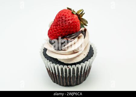 Cupcake au chocolat et aux fraises. Banque D'Images