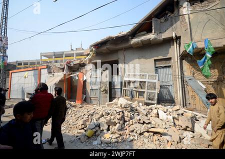 Peshawar, Peshawar, Pakistan. 16 février 2024. Quatre blessés dans l'explosion d'une bouteille de gaz à Peshawar.PESHAWAR, PAKISTAN, 16 février : vue des dommages après l'effondrement d'une maison en raison de l'explosion d'une bouteille de gaz, à Ijazabad à Peshawar le vendredi 16 février 2024. Trois personnes ont été tuées et quatre autres blessées à la suite de l'explosion d'une bouteille de gaz dans la région de Gulbahar à Peshawar ce matin. (Crédit image : © Hussain Ali/ZUMA Press Wire) USAGE ÉDITORIAL SEULEMENT! Non destiné à UN USAGE commercial ! Crédit : ZUMA Press, Inc/Alamy Live News Banque D'Images