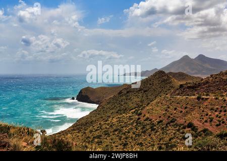 Mirador de la Amatista avec vue sur la côte rocheuse et la mer turquoise, côte à la Isleta, Almeria, Cabo de Gata, Cabo de Gata-Nijar, Espagne Banque D'Images
