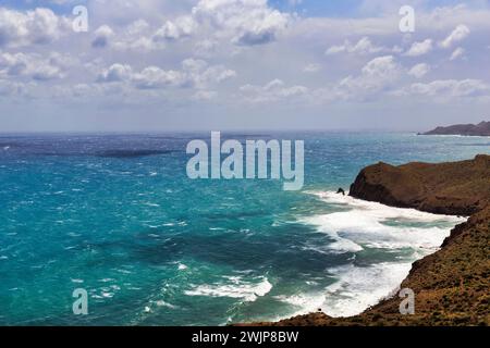 Mirador de la Amatista avec vue sur la côte rocheuse et la mer turquoise, côte à la Isleta, Almeria, Cabo de Gata, Cabo de Gata-Nijar, Espagne Banque D'Images