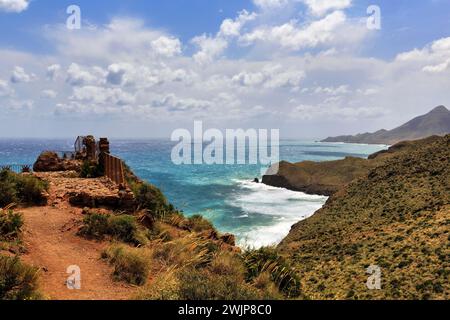 Mirador de la Amatista avec vue sur la côte rocheuse, côte à la Isleta, temps ensoleillé, ambiance lumineuse typique, Almeria, Cabo de Gata, Cabo de Banque D'Images